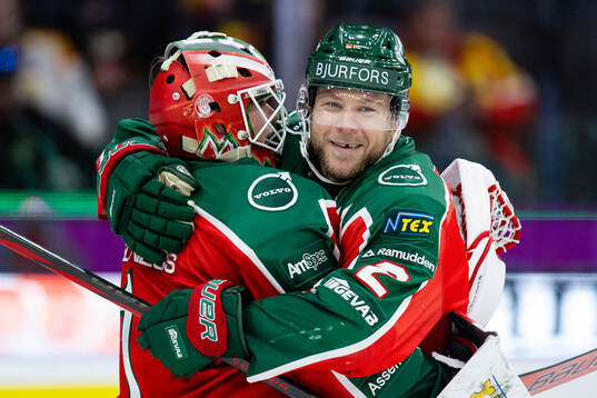 Frölundas målvakt Lars Johansson jublar ihop med