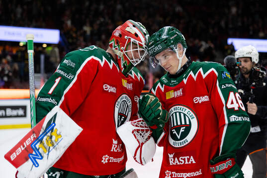 Frölundas målvakt Lars Johansson jublar ihop med Dominik