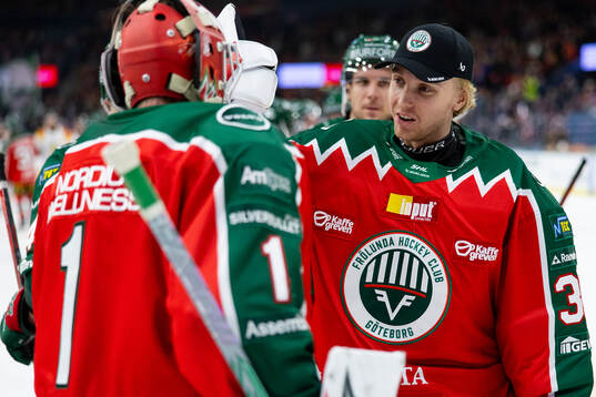 Frölundas målvakt Lars Johansson jublar ihop med målvakt