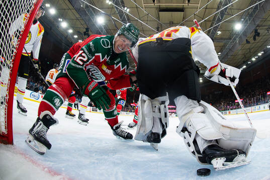 Frölundas Max Friberg gör 1-0 på Brynäs målvakt Erik