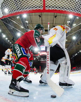 Frölundas Max Friberg gör 1-0 på Brynäs målvakt Erik