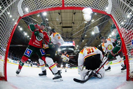 Frölundas Isac Born gör 2-1 på Brynäs målvakt Erik