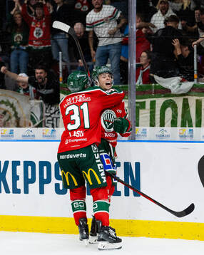 Frölundas Isac Born jublar ihop med Isac Born