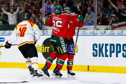 Frölundas Erik Thorell jublar ihop med Arttu Ruotsalainen