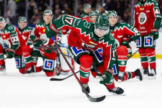 Frölundas Isac Born jublar framför klacken