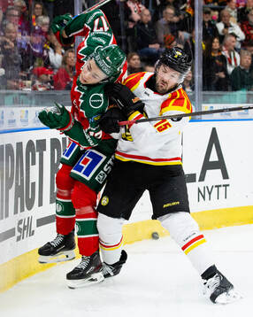 Frölundas Isac Born tacklas av Brynäs Simon Bertilsson