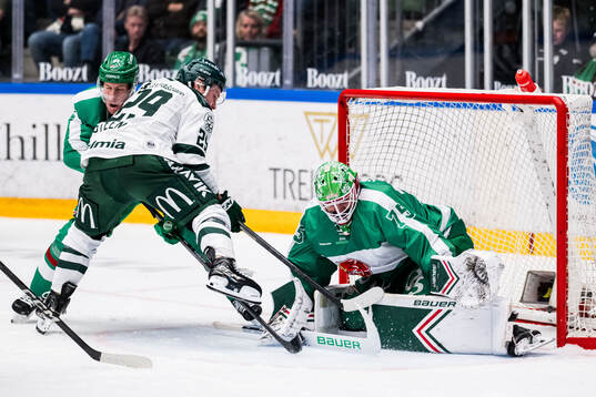 Färjestads Oskar Steen och Rögles målvakt Arvid Holm