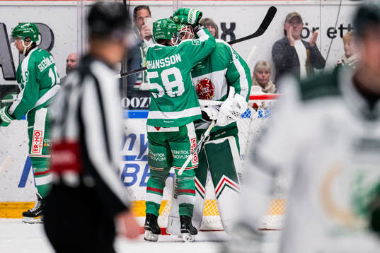 Rögles Filip Johansson och målvakt Arvid Holm jublar