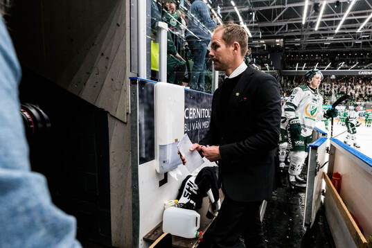 Färjestads tränare Thomas Mitell deppar