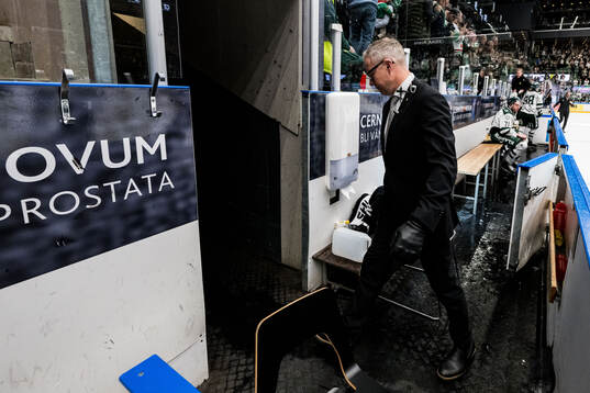 Färjestads assisterande tränare Johan Hedberg deppar