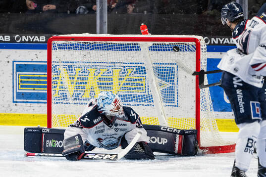 Luleås Erik Gustafsson (ej i bild) gör 2-1 bakom
