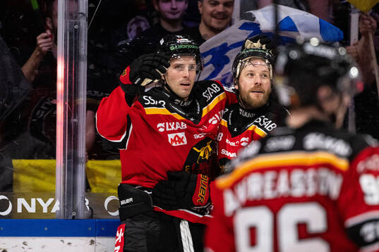 Luleås Mathias Bromé och Linus Omark jublar