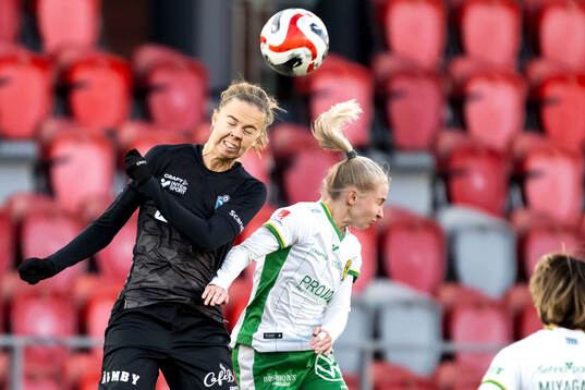 Växjö DFFs Elin Nilsson och Hammarbys Emilie Joramo