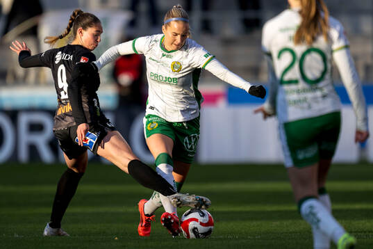 Växjö DFFs Bryndis Arna Nielsdottir och Hammarbys Eva