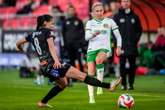Växjö DFFs Nesrin Akgun och Hammarbys Jonna Andersson