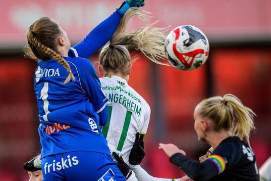 Växjö DFFs målvakt Maja Bay Østergaard och Hammarbys