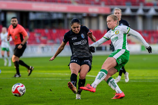 Växjö DFFs Nesrin Akgun och Hammarbys Julie Blakstad