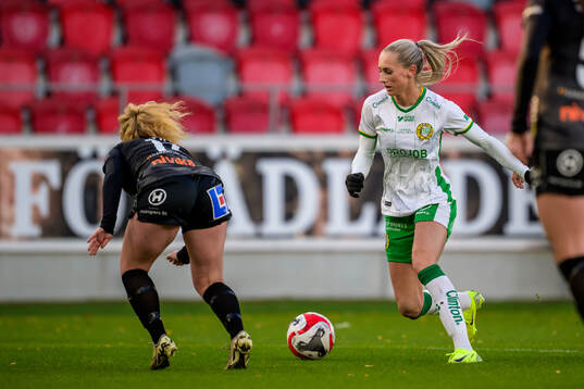 Växjö DFFs Sophia Redenstrand och Hammarbys Ellen
