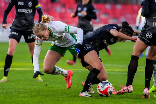 Hammarbys Julie Blakstad och Växjö DFFs Nesrin Akgun