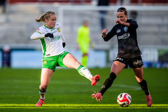 Hammarbys Julie Blakstad och Växjö DFFs Larkin Russel