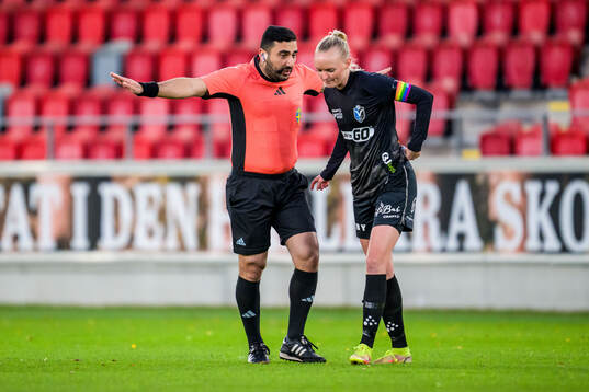 Växjö DFFs Emma Pennsäter får en tillsägelse av domaren