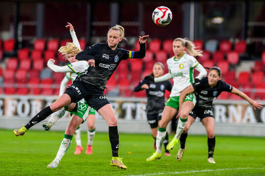 Hammarbys Emilie Joramo och Växjö DFFs Emma Pennsäter