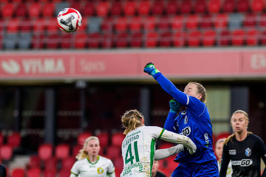 Hammarbys Julie Blakstad och Växjö DFFs målvakt Maja Bay