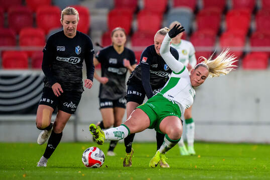 Växjö DFFs Emma Pennsäter och Hammarbys Cathinka Tandberg