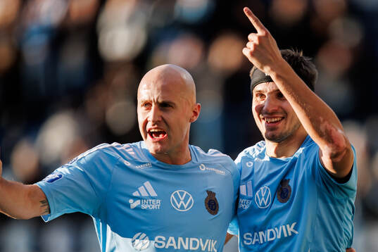 Gefles Anton Lundin och Jacob Hjelte jublar