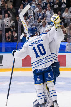 Leksands Anton Johansson och målvakt Marcus Gidlöf jublar