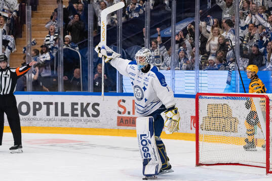 Leksands målvakt Marcus Gidlöf jublar