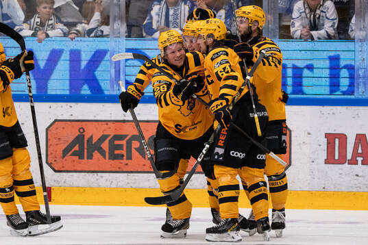 Skellefteås Anton Heikkinen jublar med lagkamrater