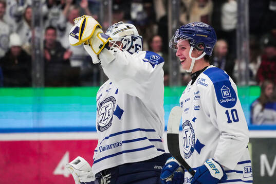 Leksands målvakt Marcus Gidlöf och Anton Johansson jublar