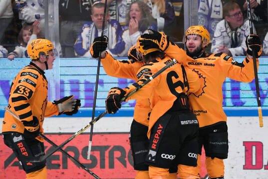 Skellefteås Anton Heikkinen jublar med lagkamrater