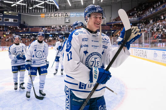 Leksands Dennis Altörn jublar ishockeymatchen i SHL mellan