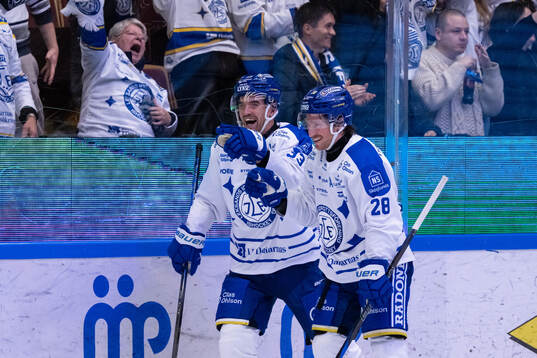 Leksands Eddie Larsson och Justin Glenn Kloos jublar