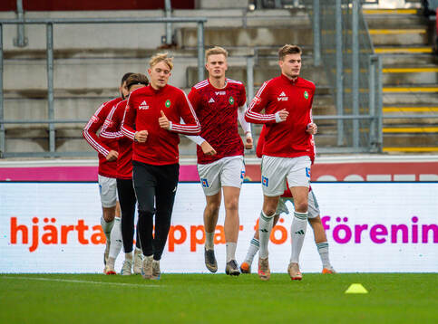 Skövde AIKs spelare värmer upp