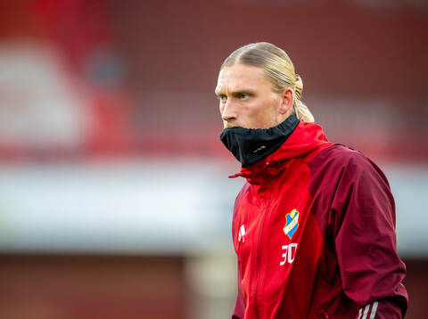 Östers IFs Carl Lundahl Persson värmer upp