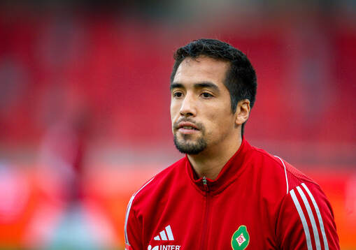 Skövde AIKs målvakt Adrian Zendejas värmer upp