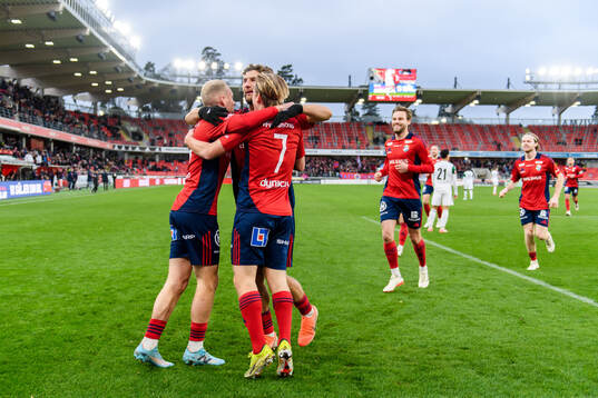 Östers David Seger jublar med lagkamrater