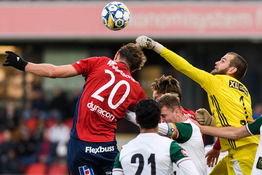 Östers Alibek Aliev och Skövde AIKs målvakt Markus Fröjd