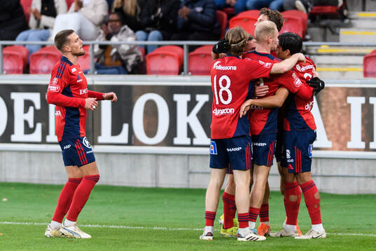 Östers Alibek Aliev jublar med lagkamrater
