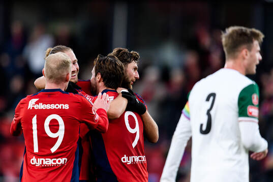 Östers Kevin Höög Jansson jublar med lagkamrater