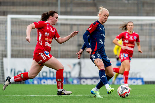 Linköpings Aimee Claypole och Rosengårds Caroline Seger