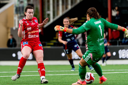 Linköpings Aimee Claypole och Rosengårds målvakt Eartha