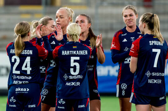 Rosengårds Caroline Seger tackas av lagkamrater när hon
