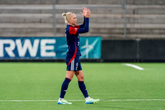 Rosengårds Caroline Seger tackar publiken när hon byts ut