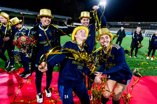 Rosengårds spelare jublar