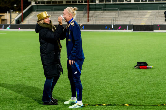 Rosengårds Caroline Seger får tårarna borttorkade av