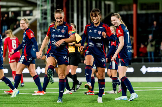 Rosengårds Gudrun Arnardottir och Momoko Tanikawa jublar